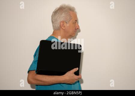 Becher eines Arztes oder einer Krankenschwester, auf eine weiße Wand geschossen Stockfoto