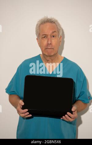 Becher eines Arztes oder einer Krankenschwester, auf eine weiße Wand geschossen Stockfoto