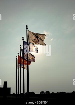 Kansas City, Kansas. Bewaffnete Truppen Flaggen fliegen an der Gedenkstätte für Priester, die im Militär gedient. Stockfoto