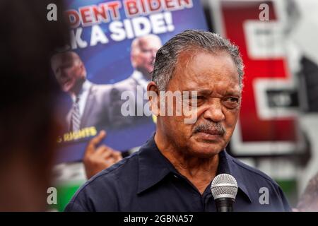 Washington, DC, USA, 4. August 2021. Im Bild: Rev. Jesse Jackson spricht zu Beginn des Marsches der Black Voters Matter. Der Protest war ein Versuch, Druck auf Präsident Biden auszuüben, um „eine Seite zu wählen“, die Fortsetzung des Abstammungsverlaufes oder den Schutz der Stimmrechte. Kredit: Allison Bailey / Alamy Live Nachrichten Stockfoto