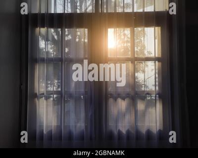 Die Beleuchtung durch das Fenster. Morgensonne beleuchtet den Raum, Schatten Hintergrund Overlays. Stockfoto