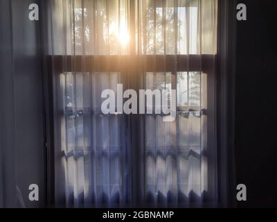 Die Beleuchtung durch das Fenster. Morgensonne beleuchtet den Raum, Schatten Hintergrund Overlays. Stockfoto