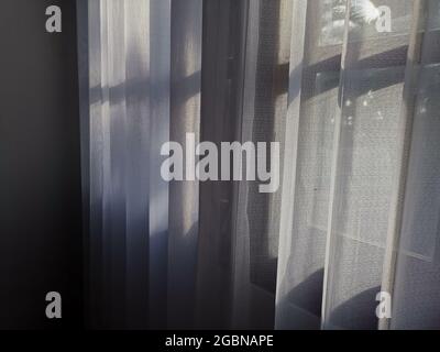 Die Beleuchtung durch das Fenster. Morgensonne beleuchtet den Raum, Schatten Hintergrund Overlays. Stockfoto