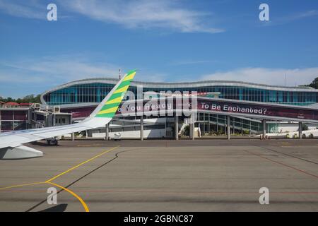 Labuan Bajo, Indonesien - 28 2021. Juni: Ein Citilink-Flug landet auf dem Komodo-Flughafen in Labuan Bajo in Flores, Indonesien. Stockfoto