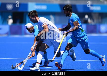 Tokio, Japan. August 2021. Hockey, Herren: Olympia, Deutschland - Indien, Endrunde, 3. Platz im Oi Hockey Stadium. Lukas Windfeder (M) aus Deutschland im Einsatz gegen Sumit (r) und Mandeep Singh aus Indien. Quelle: Swen Pförtner/dpa/Alamy Live News Stockfoto