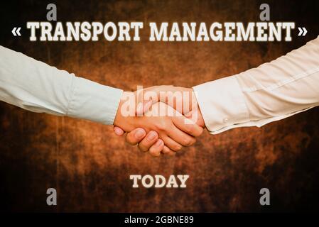 Konzeptionelle Bildunterschrift Transport Management. Wort für das Management von Aspekt der Fahrzeugwartung und -Betrieb zwei professionell gut gekleidete Unternehmen Stockfoto