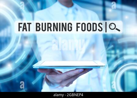 Schild mit fettverbrennenden Lebensmitteln. Geschäftsidee produzieren Fettabbau durch die Stimulierung des Stoffwechsels, um den Appetit zu reduzieren Lady Uniform Stand Tablet Hand Stockfoto