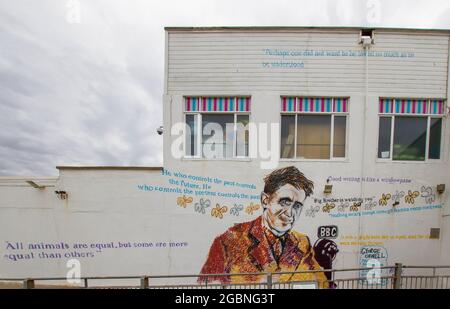 SOUTHWOLD, GROSSBRITANNIEN - 10. Aug 2016: Das George Orwell Gemälde an der Wand von Pure Evil am Southwold Pier, Großbritannien Stockfoto