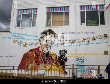 SOUTHWOLD, GROSSBRITANNIEN - 10. Aug 2016: Das George Orwell Gemälde an der Wand von Pure Evil am Southwold Pier, Großbritannien Stockfoto