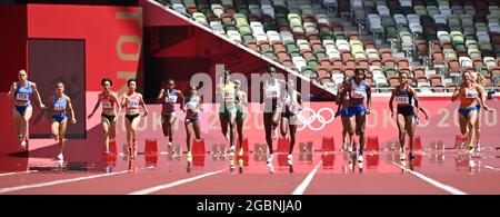 Tokio, Japan. August 2021. Die Athleten treten bei den 4x100-m-Staffelläufen der Frauen bei den Olympischen Spielen 2020 in Tokio, Japan, am 5. August 2021 an. Quelle: Jia Yuchen/Xinhua/Alamy Live News Stockfoto