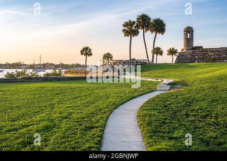St. Augustine, Floridas Castillo de San Marcos, die älteste gemauerte Festung auf dem Festland der Vereinigten Staaten, an der Matanzas Bay bei Sonnenaufgang. (USA) Stockfoto