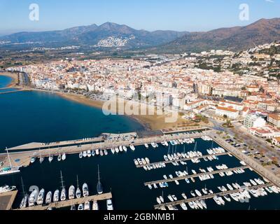 Luftaufnahme von Yachten im Hafen von Roses, Costa Brava, Spanien Stockfoto