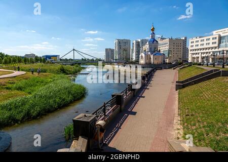 Belgorod, Russland - 08. Juli 2021: Blick auf das Ufer der Vezelka im Zentrum von Belgorod Stockfoto