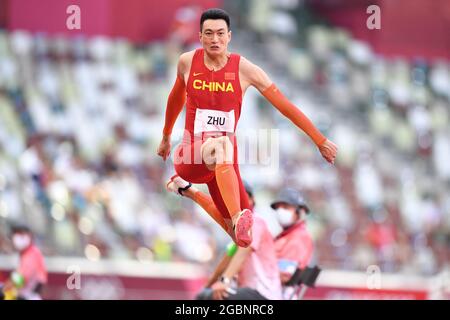 Tokio, Japan. Kredit: MATSUO. August 2021. ZHU Yaming (CHN) Leichtathletik : Dreisprung-Finale der Männer während der Olympischen Spiele 2020 in Tokio im Nationalstadion in Tokio, Japan. Kredit: MATSUO .K/AFLO SPORT/Alamy Live Nachrichten Stockfoto