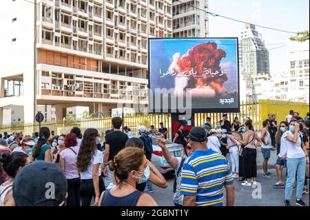 Tausende Libanesen treten Familien der Opfer der Explosion des Hafens von Beirut bei einer Demonstration in der Nähe des Explosionsortes in Beirut, Libanon, am 4. August 2021 bei. Genau ein Jahr nach der berühmten Explosion, bei der mehr als 200 Menschen getötet und Tausende verletzt wurden. Foto von Ammar Abd Rabbo/ABACAPRESS.COM Stockfoto