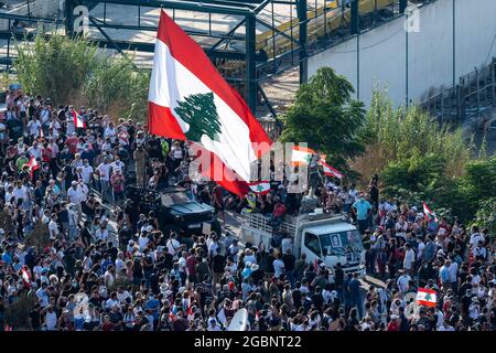 Tausende Libanesen treten Familien der Opfer der Explosion des Hafens von Beirut bei einer Demonstration in der Nähe des Explosionsortes in Beirut, Libanon, am 4. August 2021 bei. Genau ein Jahr nach der berühmten Explosion, bei der mehr als 200 Menschen getötet und Tausende verletzt wurden. Foto von Ammar Abd Rabbo/ABACAPRESS.COM Stockfoto