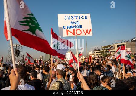 Tausende Libanesen treten Familien der Opfer der Explosion des Hafens von Beirut bei einer Demonstration in der Nähe des Explosionsortes in Beirut, Libanon, am 4. August 2021 bei. Genau ein Jahr nach der berühmten Explosion, bei der mehr als 200 Menschen getötet und Tausende verletzt wurden. Foto von Ammar Abd Rabbo/ABACAPRESS.COM Stockfoto