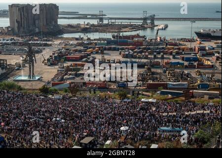 Tausende Libanesen treten Familien der Opfer der Explosion des Hafens von Beirut bei einer Demonstration in der Nähe des Explosionsortes in Beirut, Libanon, am 4. August 2021 bei. Genau ein Jahr nach der berühmten Explosion, bei der mehr als 200 Menschen getötet und Tausende verletzt wurden. Foto von Ammar Abd Rabbo/ABACAPRESS.COM Stockfoto