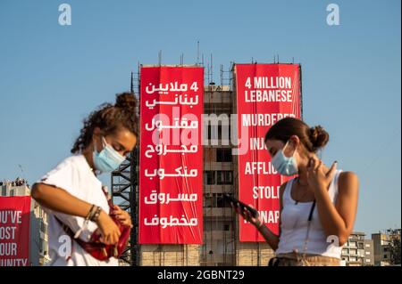 Tausende Libanesen treten Familien der Opfer der Explosion des Hafens von Beirut bei einer Demonstration in der Nähe des Explosionsortes in Beirut, Libanon, am 4. August 2021 bei. Genau ein Jahr nach der berühmten Explosion, bei der mehr als 200 Menschen getötet und Tausende verletzt wurden. Foto von Ammar Abd Rabbo/ABACAPRESS.COM Stockfoto