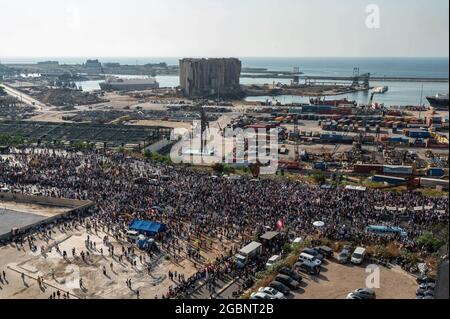 Tausende Libanesen treten Familien der Opfer der Explosion des Hafens von Beirut bei einer Demonstration in der Nähe des Explosionsortes in Beirut, Libanon, am 4. August 2021 bei. Genau ein Jahr nach der berühmten Explosion, bei der mehr als 200 Menschen getötet und Tausende verletzt wurden. Foto von Ammar Abd Rabbo/ABACAPRESS.COM Stockfoto