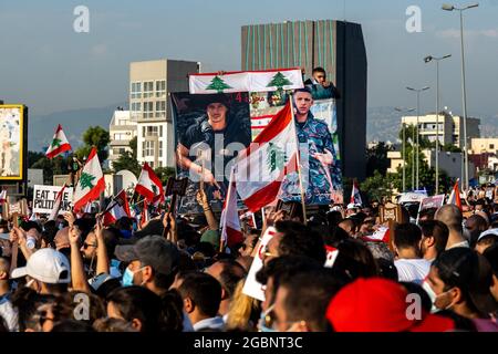 Tausende Libanesen treten Familien der Opfer der Explosion des Hafens von Beirut bei einer Demonstration in der Nähe des Explosionsortes in Beirut, Libanon, am 4. August 2021 bei. Genau ein Jahr nach der berühmten Explosion, bei der mehr als 200 Menschen getötet und Tausende verletzt wurden. Foto von Ammar Abd Rabbo/ABACAPRESS.COM Stockfoto