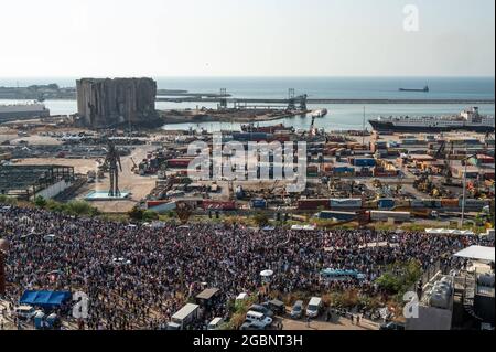 Tausende Libanesen treten Familien der Opfer der Explosion des Hafens von Beirut bei einer Demonstration in der Nähe des Explosionsortes in Beirut, Libanon, am 4. August 2021 bei. Genau ein Jahr nach der berühmten Explosion, bei der mehr als 200 Menschen getötet und Tausende verletzt wurden. Foto von Ammar Abd Rabbo/ABACAPRESS.COM Stockfoto