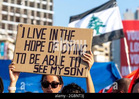 Tausende Libanesen treten Familien der Opfer der Explosion des Hafens von Beirut bei einer Demonstration in der Nähe des Explosionsortes in Beirut, Libanon, am 4. August 2021 bei. Genau ein Jahr nach der berühmten Explosion, bei der mehr als 200 Menschen getötet und Tausende verletzt wurden. Foto von Ammar Abd Rabbo/ABACAPRESS.COM Stockfoto