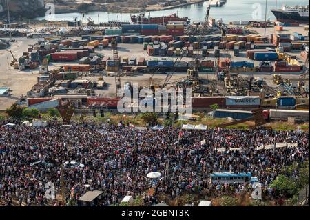 Tausende Libanesen treten Familien der Opfer der Explosion des Hafens von Beirut bei einer Demonstration in der Nähe des Explosionsortes in Beirut, Libanon, am 4. August 2021 bei. Genau ein Jahr nach der berühmten Explosion, bei der mehr als 200 Menschen getötet und Tausende verletzt wurden. Foto von Ammar Abd Rabbo/ABACAPRESS.COM Stockfoto