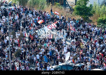 Tausende Libanesen treten Familien der Opfer der Explosion des Hafens von Beirut bei einer Demonstration in der Nähe des Explosionsortes in Beirut, Libanon, am 4. August 2021 bei. Genau ein Jahr nach der berühmten Explosion, bei der mehr als 200 Menschen getötet und Tausende verletzt wurden. Foto von Ammar Abd Rabbo/ABACAPRESS.COM Stockfoto