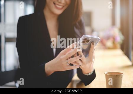 Eine Geschäftsfrau vervollständigt KYC mithilfe eines Online-Banking-Programms, um ein digitales Sparkonto zu eröffnen. Die Definition von Cyber-Sicherheit. Stockfoto