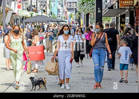 Andorra La Vella, Andorra. August 2021. Frauen, die Gesichtsmasken tragen als Vorsichtsmaßnahme gegen die Ausbreitung des Corona-Virus, spazieren entlang der Meritxell Avenue in Andorra la Vella. Kredit: SOPA Images Limited/Alamy Live Nachrichten Stockfoto