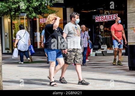 Andorra La Vella, Andorra. August 2021. In Andorra la Vella wandern die Menschen entlang der Meritxell Avenue. Kredit: SOPA Images Limited/Alamy Live Nachrichten Stockfoto