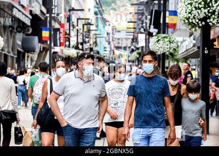 Andorra La Vella, Andorra. August 2021. Männer mit Gesichtsmasken als Vorsichtsmaßnahme gegen die Ausbreitung des Corona-Virus spazieren entlang der Avenida Meritxell in Andorra la Vella. (Foto von Ramon Costa/SOPA Images/Sipa USA) Quelle: SIPA USA/Alamy Live News Stockfoto