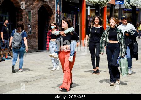 Andorra La Vella, Andorra. August 2021. In Andorra la Vella wandern die Menschen entlang der Meritxell Avenue. (Foto von Ramon Costa/SOPA Images/Sipa USA) Quelle: SIPA USA/Alamy Live News Stockfoto