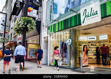 Andorra La Vella, Andorra. August 2021. Die Menschen laufen am Julia-Laden entlang der Avenida Meritxell in Andorra la Vella vorbei. (Foto von Ramon Costa/SOPA Images/Sipa USA) Quelle: SIPA USA/Alamy Live News Stockfoto