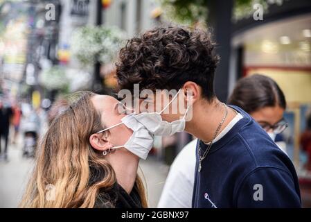 Andorra La Vella, Andorra. August 2021. Ein Paar küsst sich mit Gesichtsmasken auf der Meritxell Avenue in Andorra la Vella. (Foto von Ramon Costa/SOPA Images/Sipa USA) Quelle: SIPA USA/Alamy Live News Stockfoto