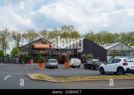 LA FLECHE, FRANKREICH - 21. Jul 2021: Ein Blick auf die JARDILAND Front Store Fassade des Shops mit Logo Signage in Fleche, Frankreich für Gartenarbeit, Pflanzen, Saatgut und D Stockfoto