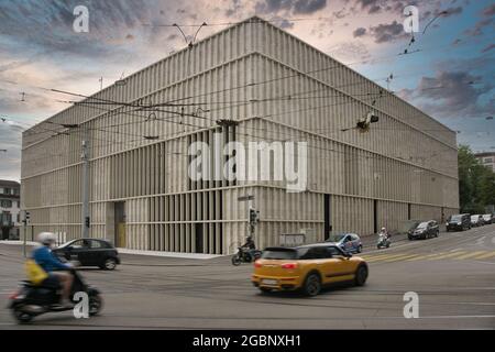 ZÜRICH, SCHWEIZ - 03. Jul 2021: Das Kunsthaus Zürich in Zürich, Schweiz mit Autos und Fahrrädern, die neben ihm unter einem bunten Clou fahren Stockfoto
