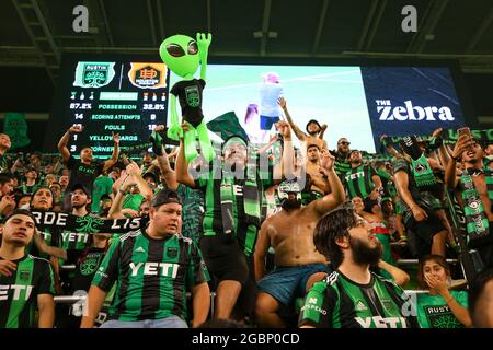 4. August 2021: Fans des FC Austin feiern am 4. August 2021 in Austin, Texas, einen Sieg über den Houston Dynamo aus dem Jahr 3-2 in einem Fußballspiel der Major League. (Bild: © Scott Coleman/ZUMA Press Wire) Stockfoto