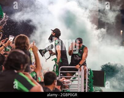 4. August 2021: Die Fanabteilung des FC Austin feiert am 4. August 2021 in Austin, Texas, ein Tor in einem Major League Soccer-Spiel zwischen dem FC Austin und Houston Dynamo. Austin gewann 3:2. (Bild: © Scott Coleman/ZUMA Press Wire) Stockfoto