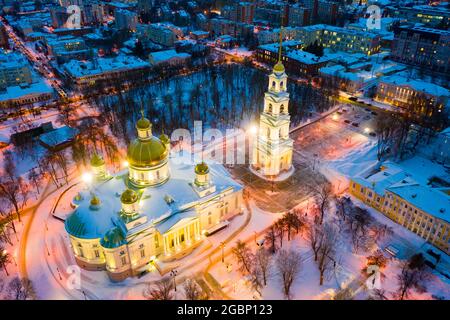 Schneebedeckte Stadtlandschaft von Penza mit Spassky-Kathedrale am Winterabend, Russland Stockfoto