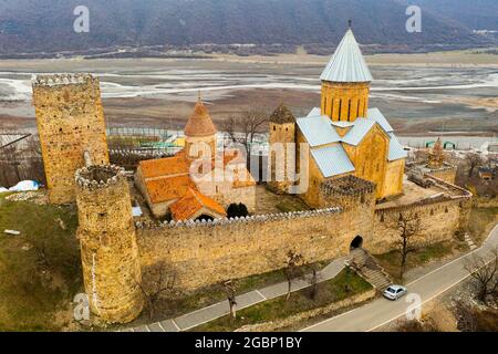 Luftaufnahme des mittelalterlichen befestigten Ananuri Castle, Georgia Stockfoto