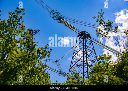 Strilky, Ukraine. August 2021. Ein Blick auf Stromleitungen, Stromübertragungen auf einem Feld in der Westukraine. Kredit: SOPA Images Limited/Alamy Live Nachrichten Stockfoto