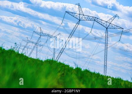 Strilky, Ukraine. August 2021. Ein Blick auf Stromleitungen, Stromübertragungen auf einem Feld in der Westukraine. Kredit: SOPA Images Limited/Alamy Live Nachrichten Stockfoto