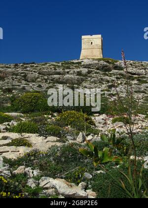 QRENDI, MALTA - 02. Apr 2012: Die Hamrija, die von den Rittern des Johanniterordens auf einer Klippe in der Nähe des Dorfes Qrendi, Malta, erbaut wurde. Stockfoto
