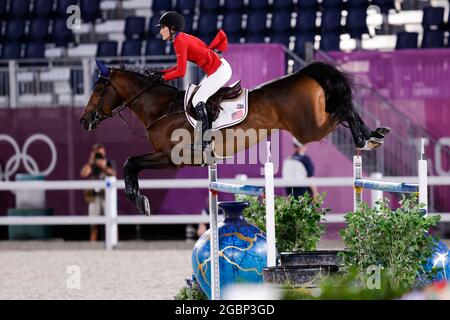 TOKIO, JAPAN - 3. AUGUST: Jessica Springsteen aus den Vereinigten Staaten von Amerika tritt während der Olympischen Spiele 2020 in Tokio im Equestrian Park am 3. August 2021 in Tokio, Japan, im Kampf um die Einzelqualifikation an (Foto: Pim Waslander/Orange Picics) Stockfoto