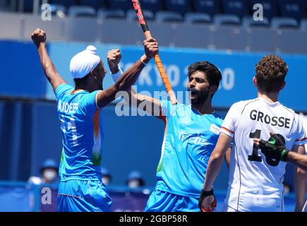 Tokio, Japan. August 2021. Mandeep Singh (L) aus Indien feiert während des Bronzemedaillenspiels der Herren zwischen Deutschland und Indien bei den Olympischen Spielen 2020 in Tokio, Japan, am 5. August 2021. Quelle: Zhu Zheng/Xinhua/Alamy Live News Stockfoto