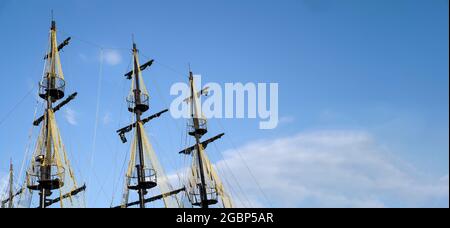 Die Masten des Schiffes auf dem Hintergrund des blauen Himmels. Das Konzept von Reisen und Freiheit. Speicherplatz kopieren Stockfoto