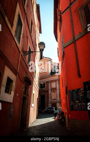 Blick auf die kleine Gasse von Vicolo della Campanella in Richtung Oratorium von San Celso (Oratorio di San Celso), einer kleinen katholischen Kirche in Rom, Italien Stockfoto