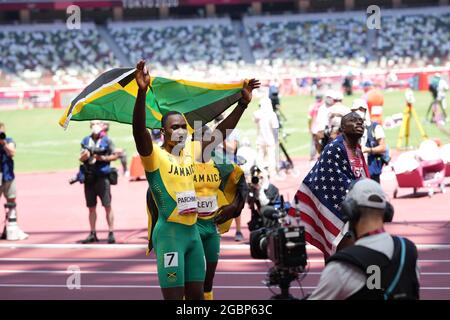 5. August 2021; Olympiastadion, Tokio, Japan: Tag der Olympischen Sommerspiele 13 in Tokio 2020; Finale der Männer mit 110 m Hürden für Männer; PERGAMENT Hansle aus Jamaika feiert seinen Sieg und seine Goldmedaille mit dem Silbermedaillengewinnerin HOLLOWAY Grant aus den USA Stockfoto